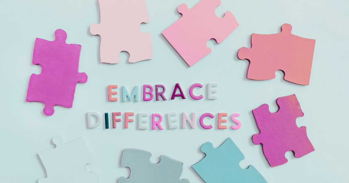 カラフルなパズルピースと「EMBRACE DIFFERENCES」の文字が描かれた、違いを受け入れるEmbraceのメッセージ画像